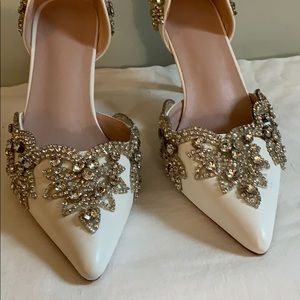Never worn Beautiful ladies crystal white Pumps
